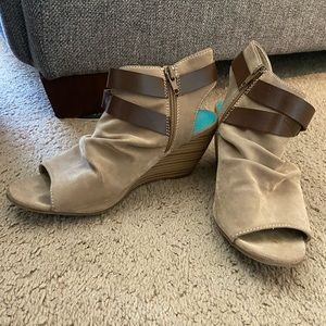 Blowfish, size 7, tan wedge